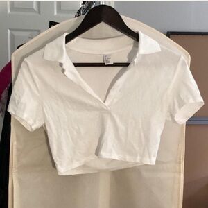 Short sleeve white collared v neck crop top 
Size S